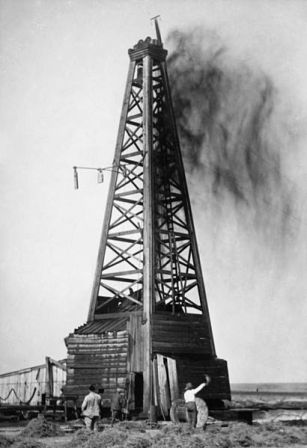 Oil well gusher in 1922